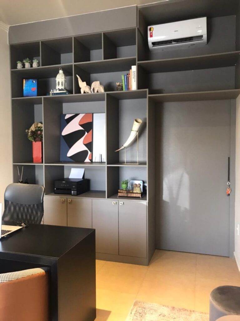 Home office planejado com mesa e estante integradas