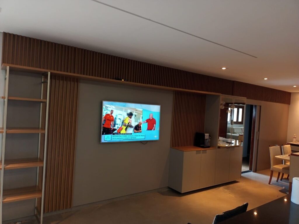 Rack e painel de TV planejados com iluminação indireta