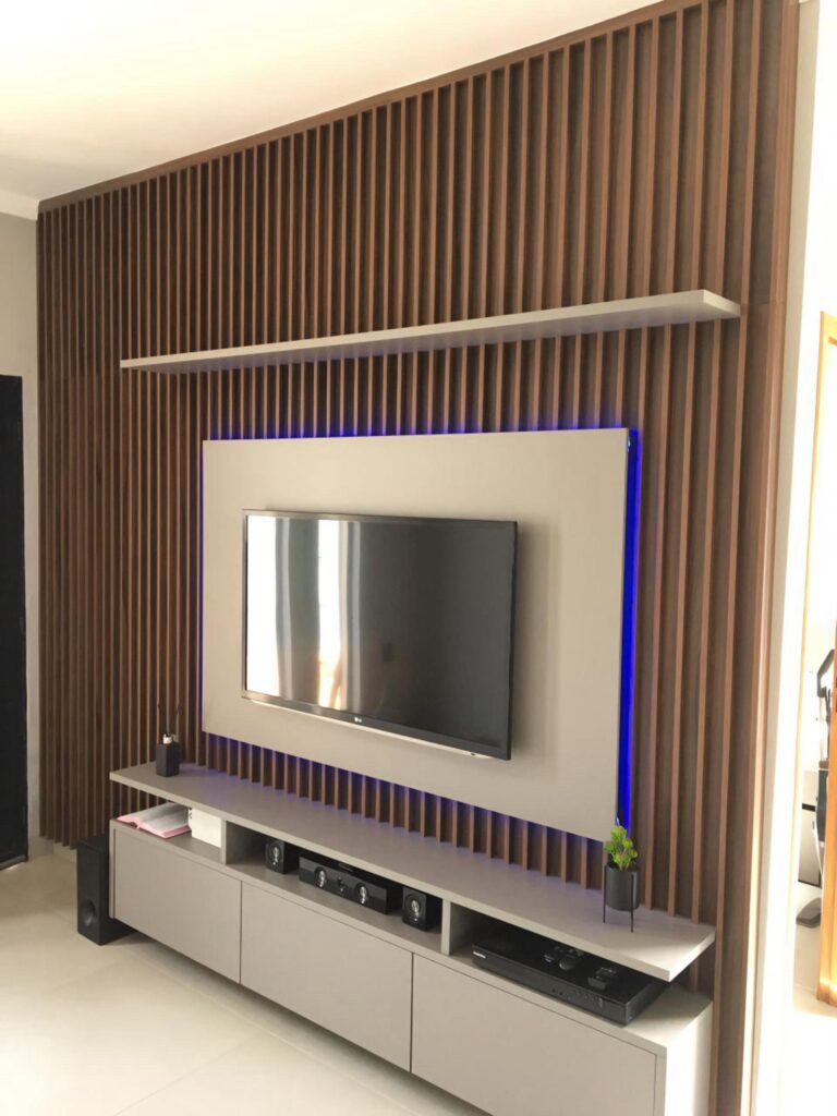 Painel ripado de TV com rack planejado em sala de estar, projeto Kless